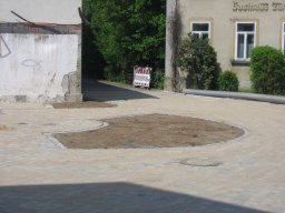 Dorfplatz und Brunnen