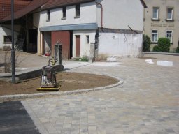 Dorfplatz und Brunnen