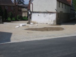 Dorfplatz und Brunnen